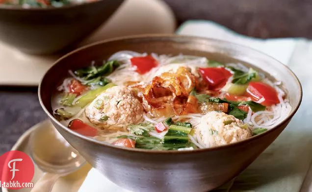 بوك تشوي وشوربة نودلز الأرز مع كرات لحم الديك الرومي