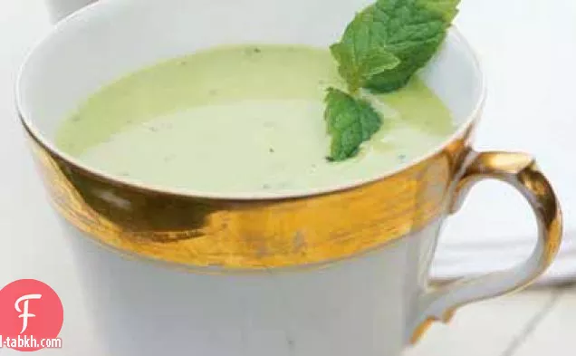 شوربة البازلاء المبردة مع البيستو بالنعناع