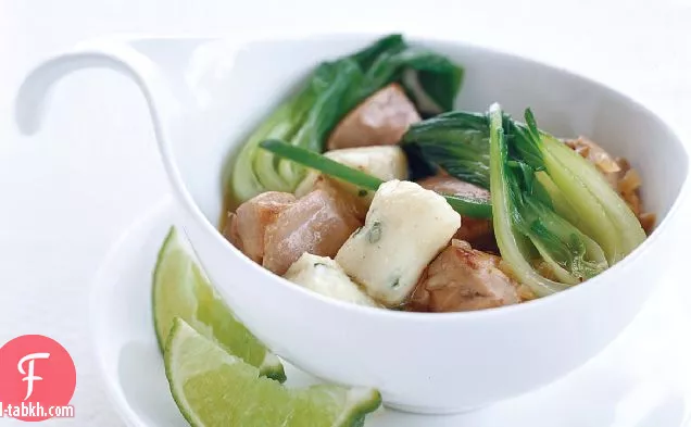 يخنة الدجاج التايلاندية مع فطائر البطاطس والثوم المعمر