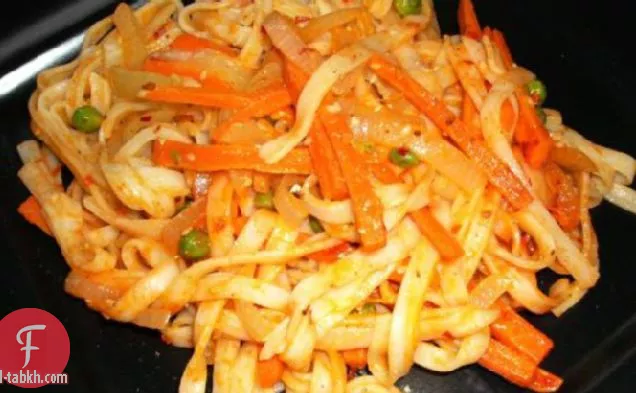 نودلز الأرز مع صلصة الطحينة والخضار المختلطة