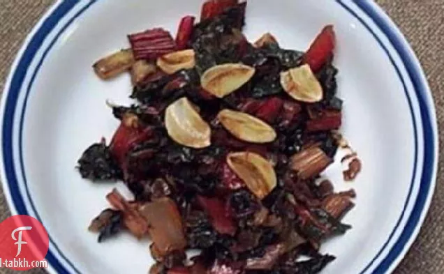 السلق السويسري سوتيه مع البصل الأحمر