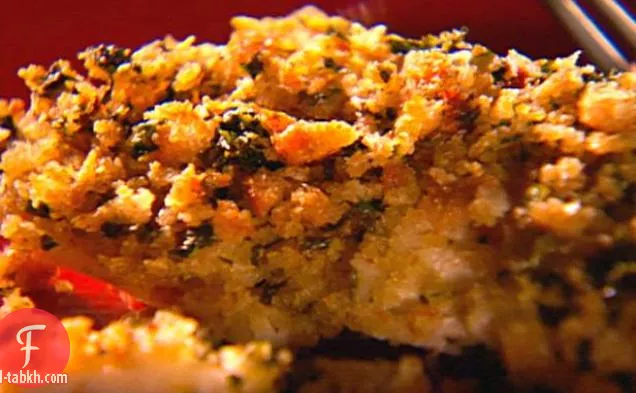 سمك القاروص المخبوز مع زبدة الثوم محلية الصنع وفتات خبز الأعشاب