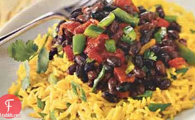 سلطة الأرز الأصفر مع الفلفل المشوي والفاصوليا السوداء الحارة