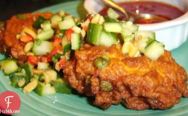 كعك السمك التايلاندي مع صلصة الفلفل الحلو ومذاق الخيار