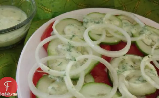 سلطة خيار الطماطم مع صلصة الزبادي بالليمون