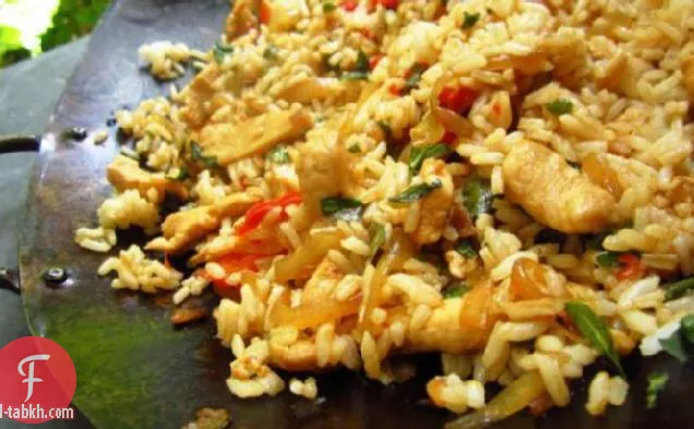 التايلاندية حار ريحان الدجاج المقلي الأرز