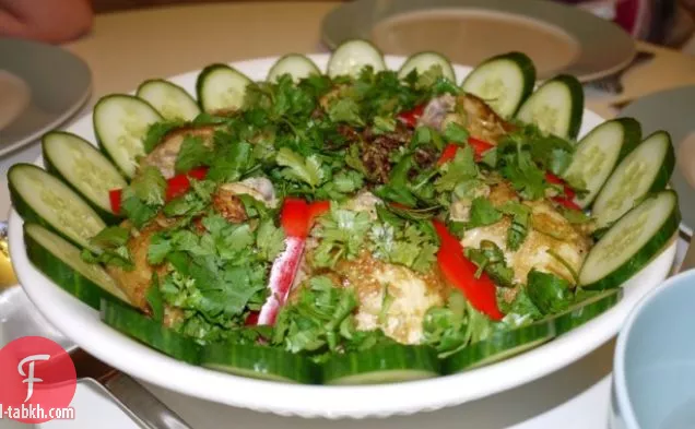 الدجاج التايلاندي مع الكراث المقرمش في الأرز الأصفر (كاو موكي جاي)