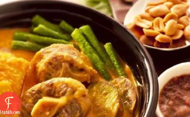 كاري كاري (يخنة اللحم والخضار في صلصة الفول السوداني)