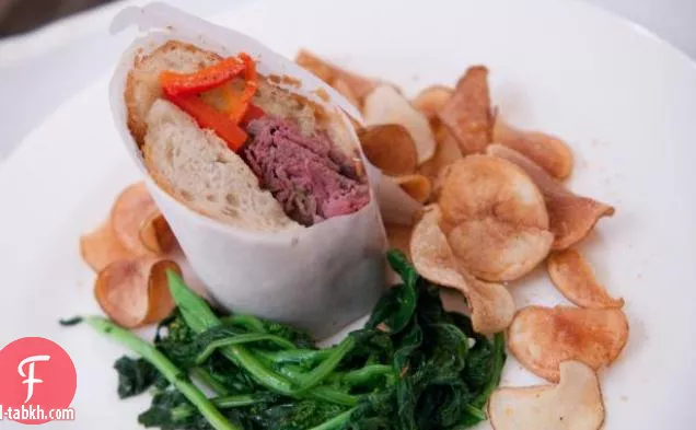 ساندويتش لحم بقري إيطالي جاف مع جياردينيرا محلي الصنع ، فلفل حلو ، رقائق مقلية بالشحم وراب بروكلي