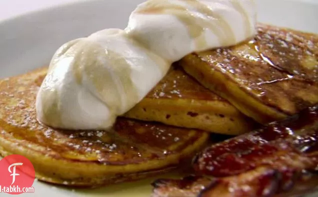 فطائر اليقطين البرتقالية مع الكريمة المخفوقة بالفانيليا وشراب القيقب والقرفة ولحم الخنزير المقدد السميك