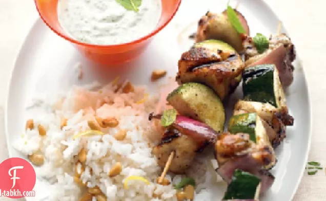 كباب دجاج يوناني مشوي مع صلصة الفيتا بالنعناع