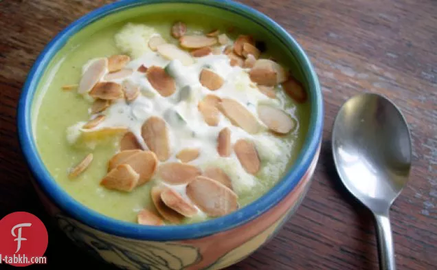 شوربة برعم بروكسل مع كريمة الثوم المعمر واللوز