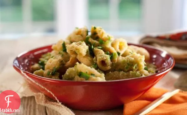 طقطقة لحم الخنزير مع الصلصا الخضراء (تشيتشارونيس أون الصلصا الأخضر)