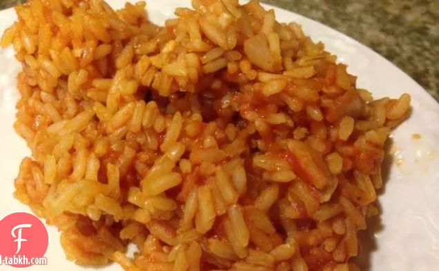 خبز المعكرونة والجبن مع الطماطم مطهي