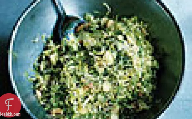 سلطة برعم بروكسل محلوقة مع الجوز الطازج والبيكورينو