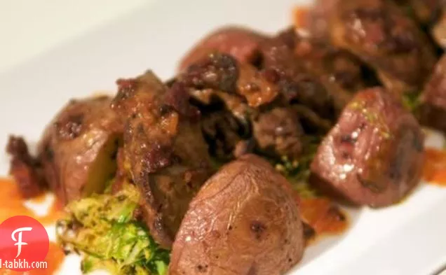 كبد الدجاج المزجج بالحمضيات مع البطاطس المحمصة وبراعم بروكسل المقرمشة