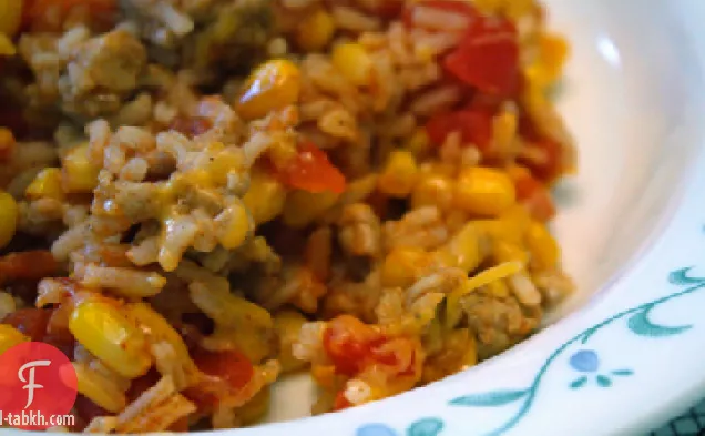 وجبة الأرز والطماطم في وعاء