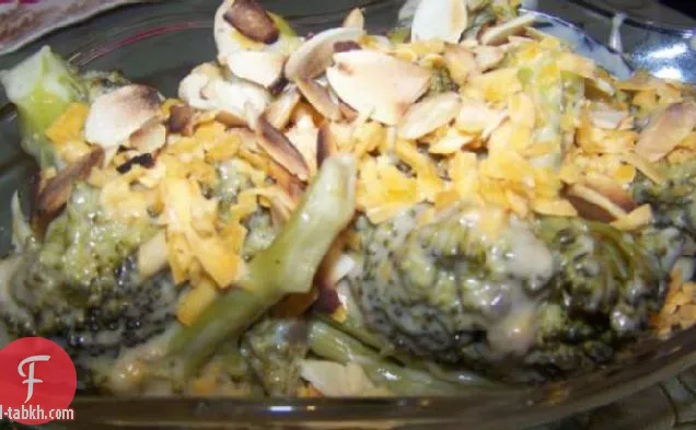 طباخ بطيء جبن بروكلي مع لوز