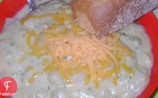 طباخ بطيء حساء البطاطس والبروكلي