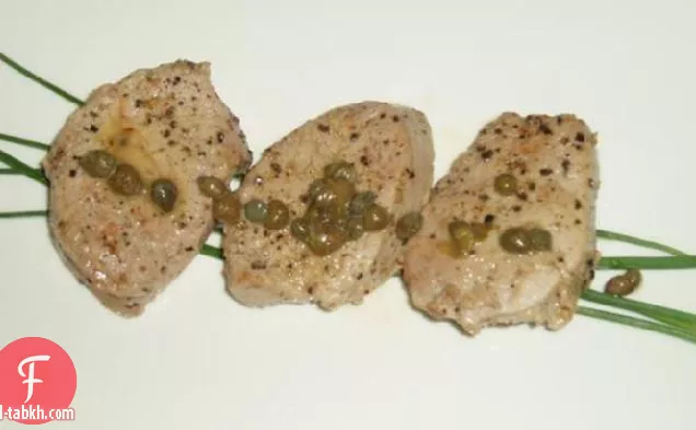 ميداليات لحم الخنزير مع الليمون والكبر