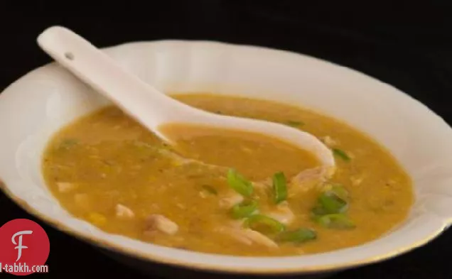 شوربة الدجاج والذرة الصينية (قطرة البيض)