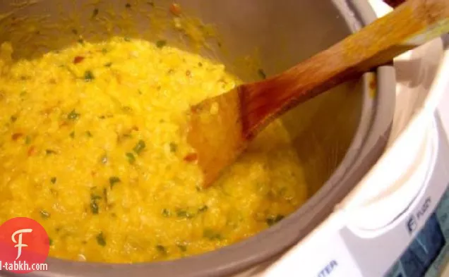 ريزوتو شبوتل البرتقال في طباخ الأرز أو موقد أعلى