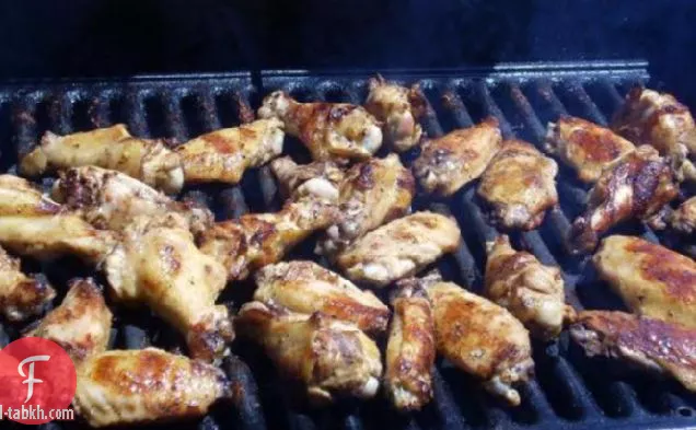 أجنحة الجاموس مع صلصة الجبن الأزرق الخالية من الألبان