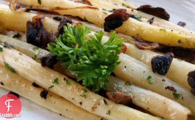 الهليون الأبيض مع الفطر في الزبدة البنية
