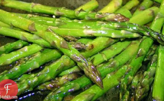 الهليون المحمص مع صلصة الزبدة البلسمية البني