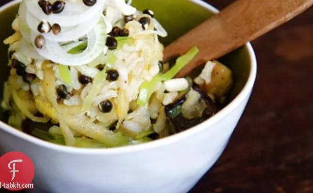 سلطة الأرز البني وبذور القنب الصحية