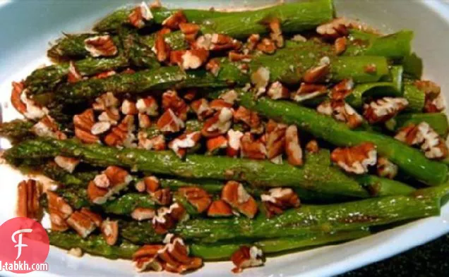 الهليون مع زبدة جوزة الطيب الحارة