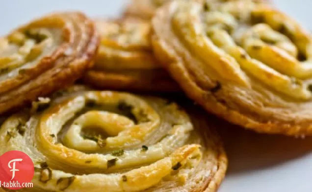 جبنة كريمية ومعجنات الثوم المعمر