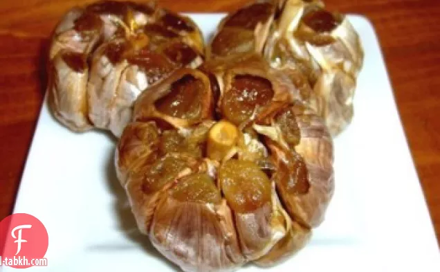 وعاء من الفخار الثوم المحمص
