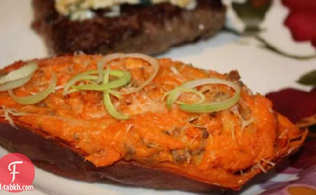بطاطا حلوة مخبوزة مرتين مع الكراث والنقانق