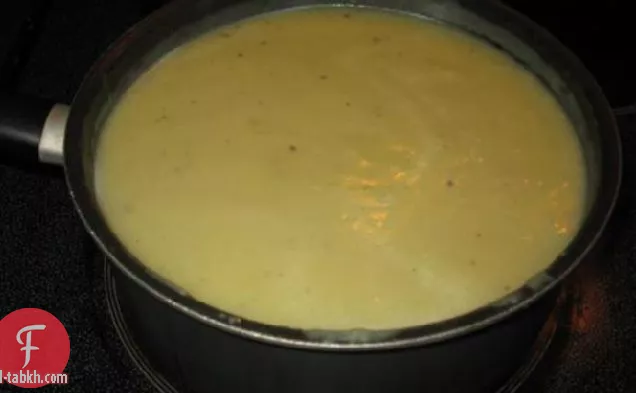حساء البطاطس والكراث والبصل المثالي مع الخبز المحمص بالجبن بالثوم