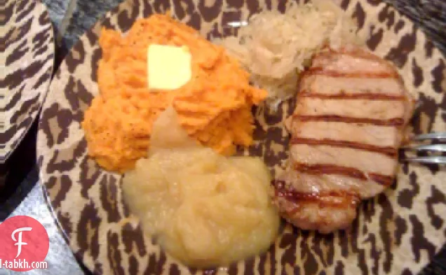 شرائح لحم الخنزير سوتيه مع مخلل الملفوف