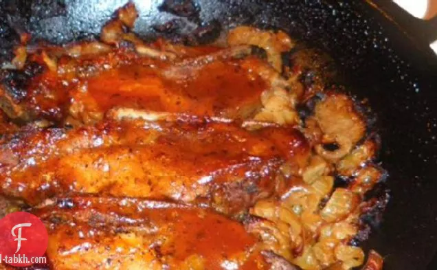 البيرة ' ن شواء مطهو ببطء البلد نمط لحم الخنزير الأضلاع