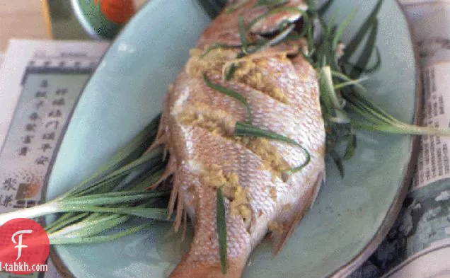 سمك كامل على البخار مع البصل الأخضر والزنجبيل