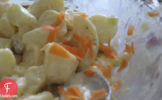 صلصة الطماطم محلية الصنع مع النقانق الإيطالية والنبيذ الأحمر