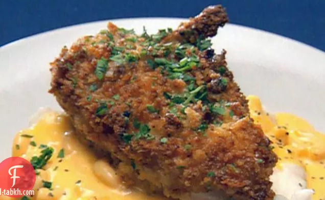 كيد بليسين ' دجاج مقلي وسفرجل جيلي فوق المعكرونة والجبن والبطاطا المهروسة