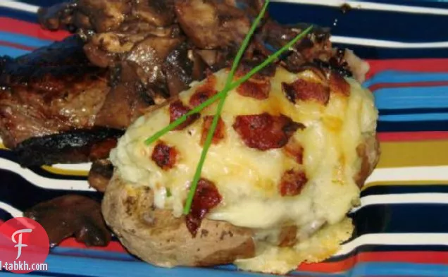 نسخة الميكروويف من البطاطا المخبوزة مرتين مع الجبن ولحم الخنزير المقدد