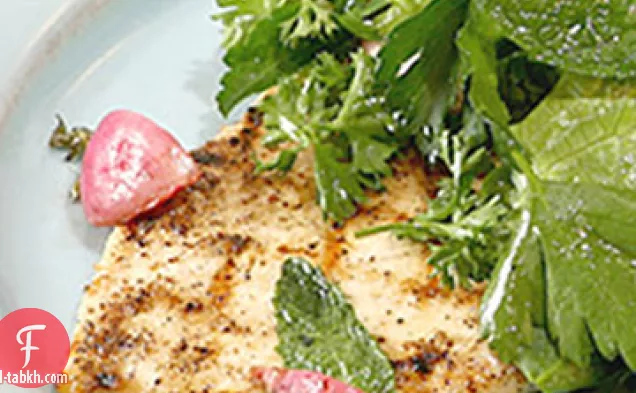 بايل الدجاج المشوي مع سلطة الأعشاب والفجل سوتيه