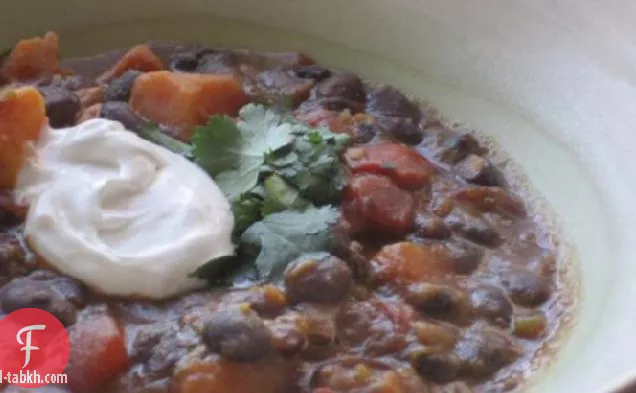 الفاصوليا السوداء والبطاطا الحلوة الفلفل الحار (نباتي)