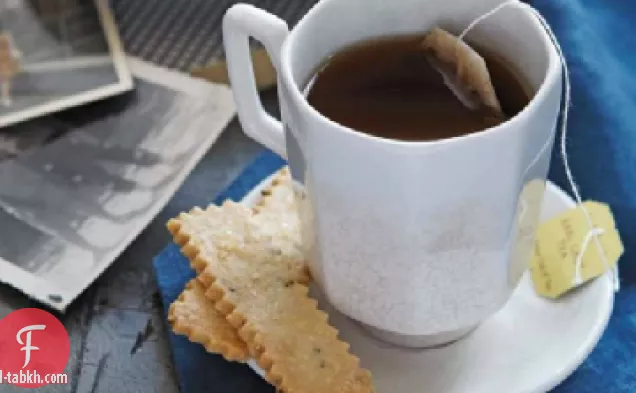 كعكة الغريبة بالليمون مع إكليل الجبل الطازج
