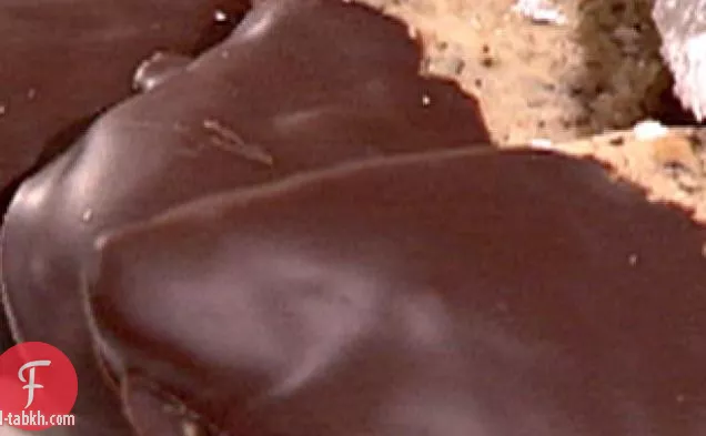 الشوكولاته مغموسة البندق الغريبة