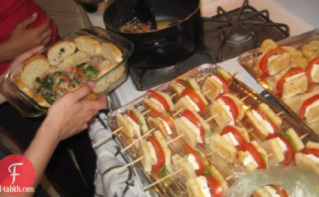 جبن موزاريلا مشوي وأسياخ طماطم