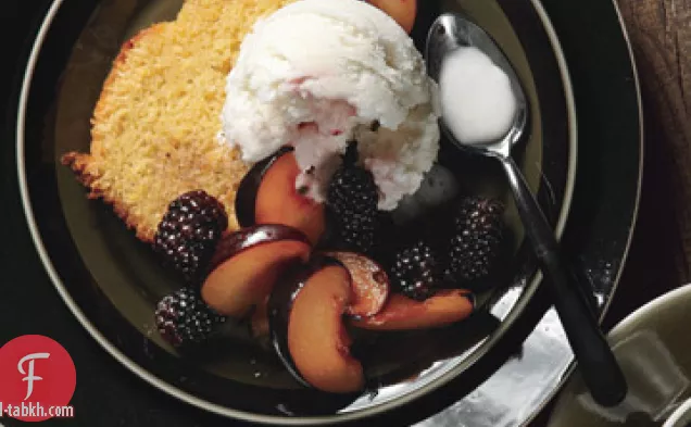 كعكة عصيدة من دقيق الذرة البرتقالية مع الخوخ المعطر بالفانيليا والتوت الأسود وآيس كريم اللبن