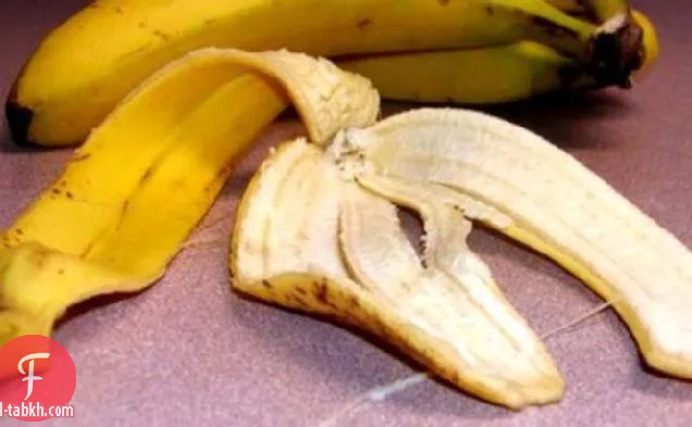 شفاء طفح اللبلاب السام ، لدغات الحشرات مع قشر الموز