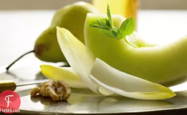 سلطة الهندباء والعسل والكمثرى