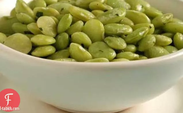 حبوب التوت البري الطازجة مع الليمون وزيت الزيتون